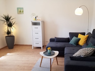 Wohnzimmer mit großer gemütlicher Couch