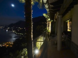 Panorama Nachts von der Terrasse mit  Gartenbeleuchtung