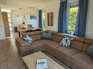 Wohnzimmer und Esstisch