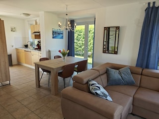 Wohnzimmer und Esstisch