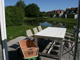 Gartenterrasse und Bollerwagen