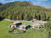 Der Hof mit dem Hausberg Peilstein im Hintergrud