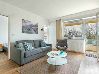 Wohnzimmer mit Südwest-Balkon