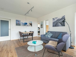 Wohnzimmer, Essbereich und Küche