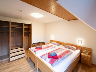 Schlafzimmer mit Betten 2,20m x 1m