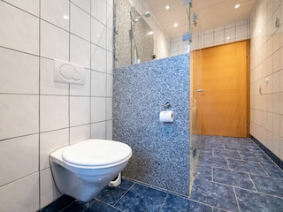 Badezimmer mit Dusche