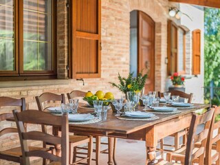 Villa Durante – Veranda mit Tisch und Stühlen