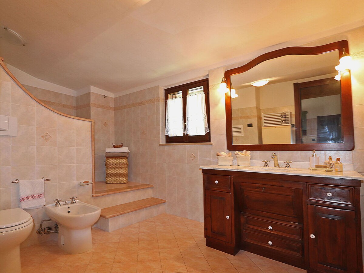 Villa Durante – Badezimmer mit Badewanne