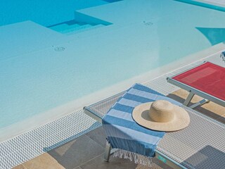 Villa Durante - Poolbereich mit Sonnenliegen