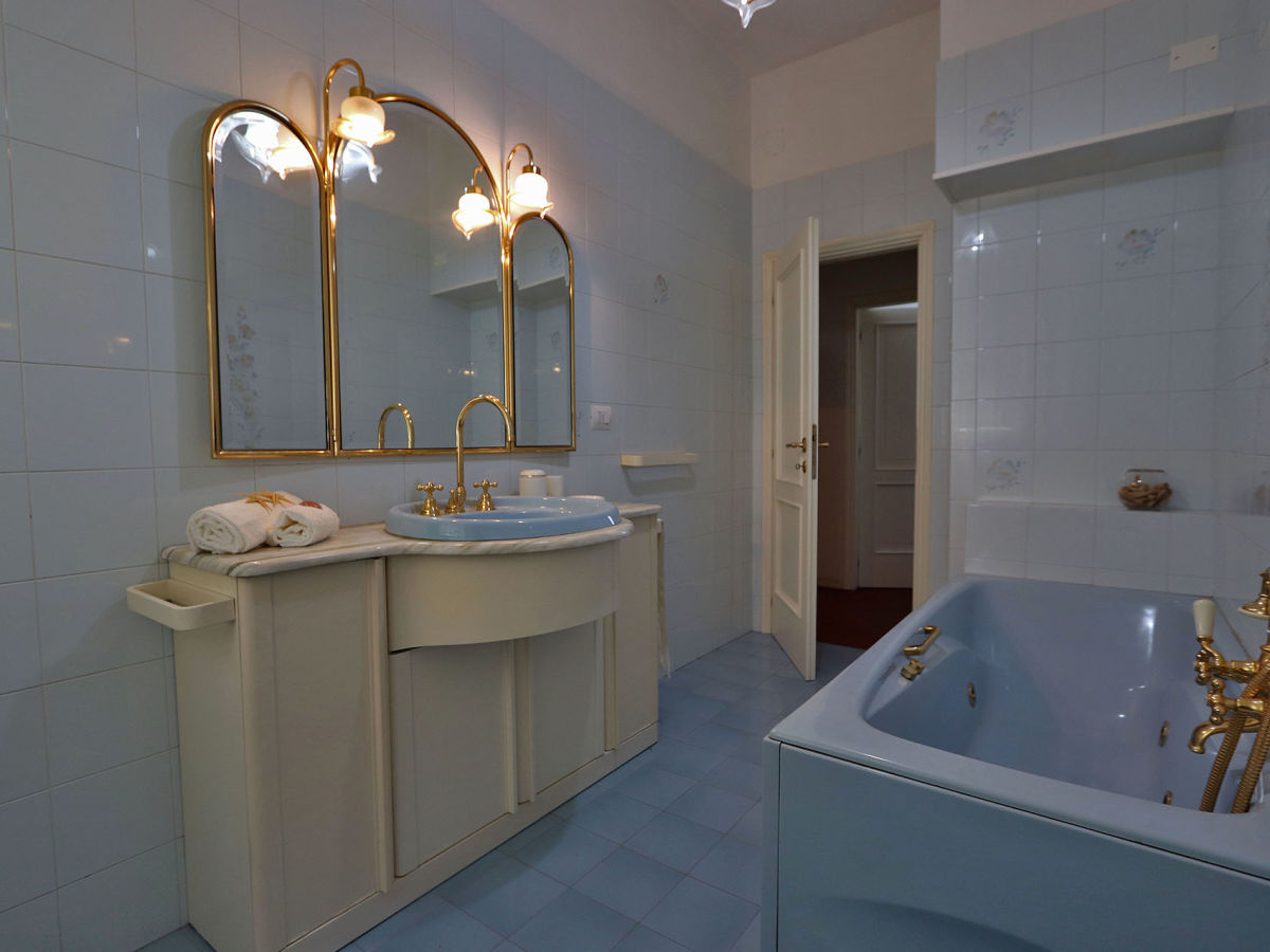 Villa Luisa- Badezimmer mit Whirlpool-Badewanne