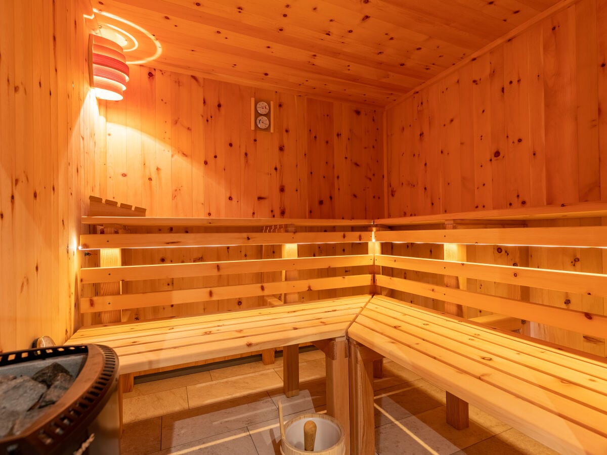 Finnische Sauna aus Zirbenholz.