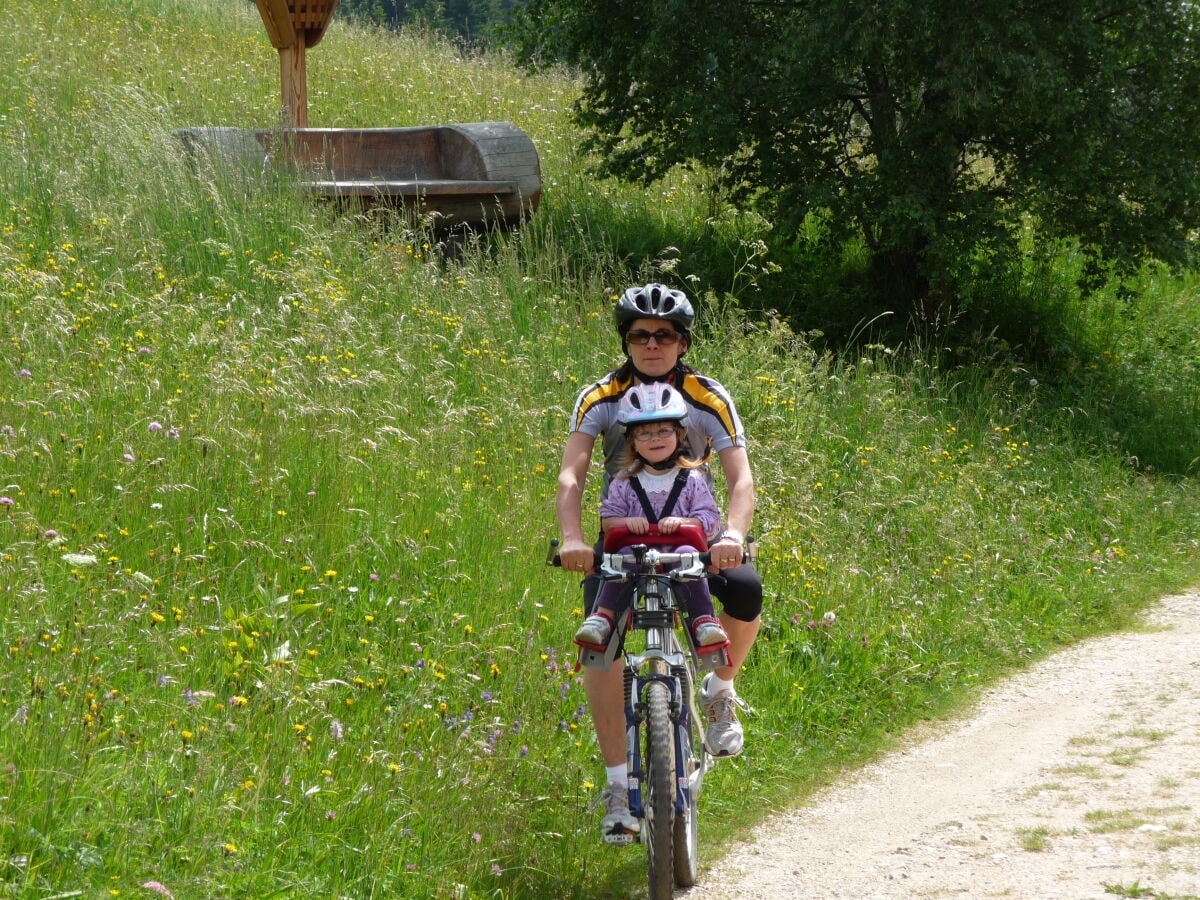 Mit dem Fahrrad zum Karersee.