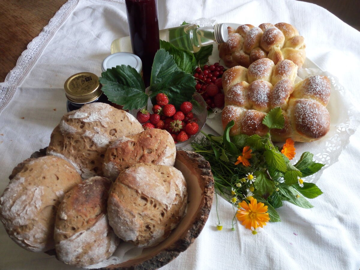 Frühstück mit hofeigenen Produkten.