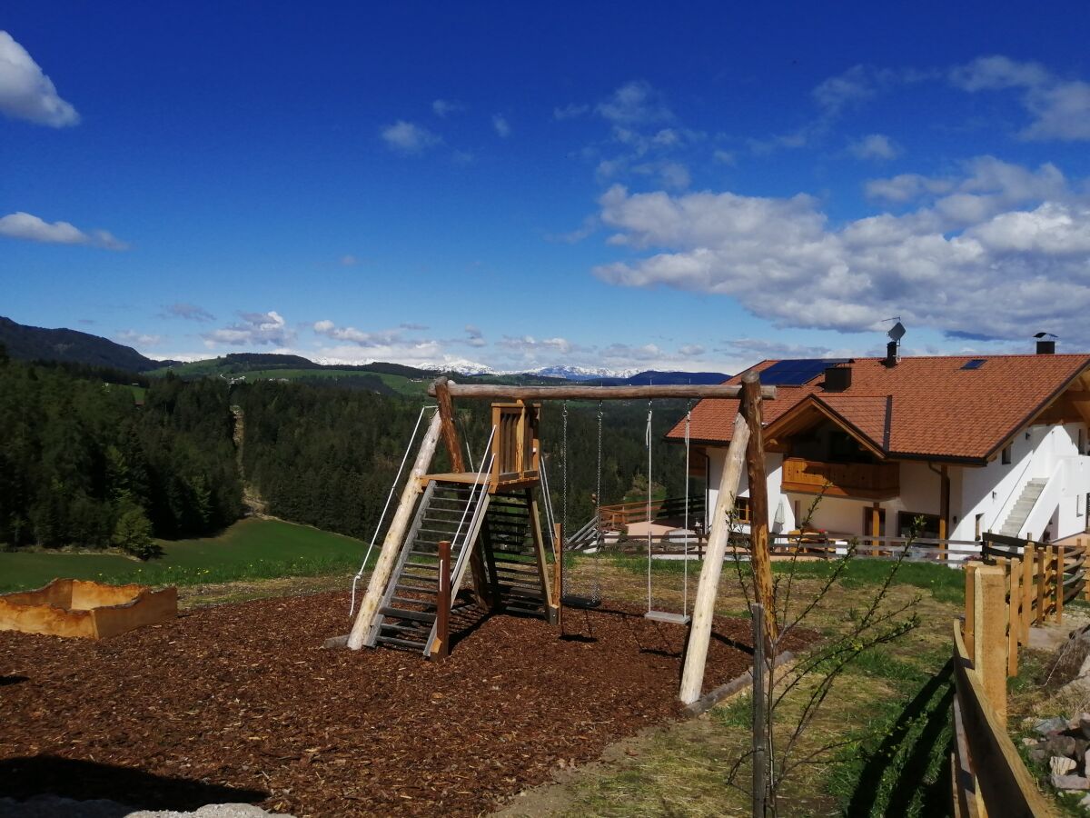 Der Spielplatz mit Liegewiese und traumhaften Ausblick.