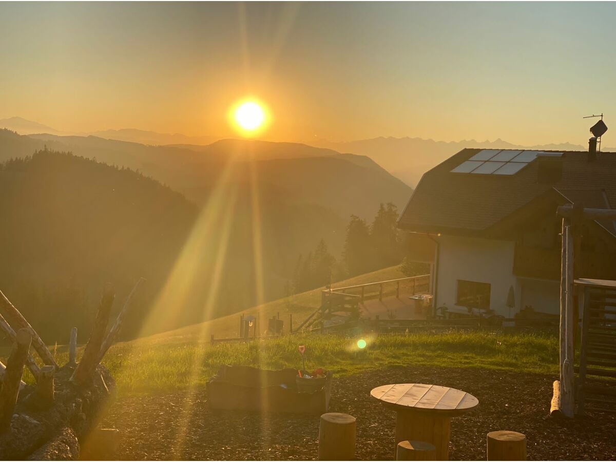 Sonnenuntergang vom Balkon aus beobachten.