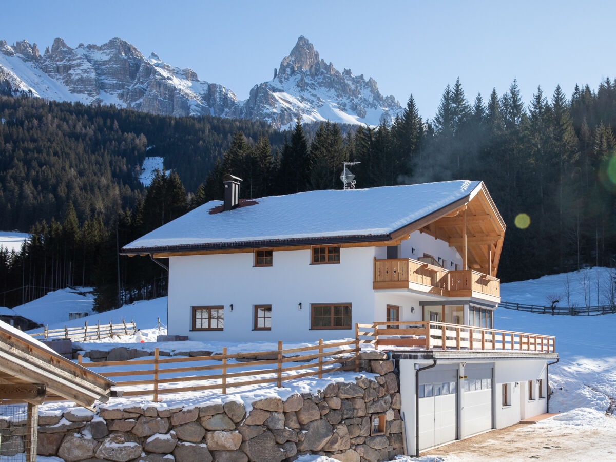 Der Hausberg Latemar im Hintergrund.