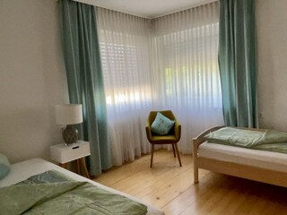 Schlafzimmer II (mit Rollo)