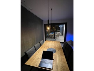 Esstisch mit Blick auf die Terrasse