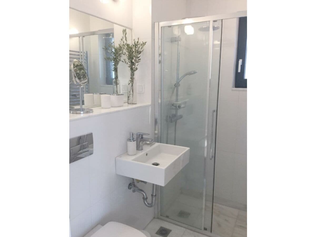 2x bathroom with shower