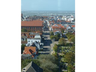 Blick vom Wasserturm auf die Stadt mitten im Wattenmeer