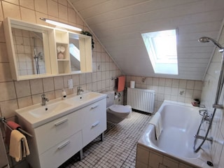 Badezimmer 1 mit Badewanne und Doppelwaschbecken