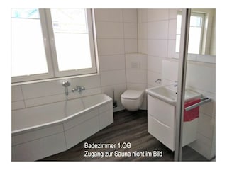 Badezimmer mit Fenster