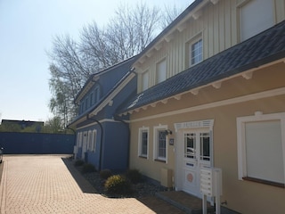 hinten Bikebox, vorn links Ihr kostenloser Parkplatz