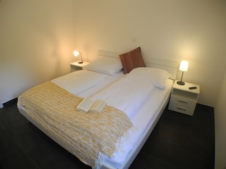 Schlafzimmer 1 mit Doppelbett