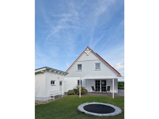 überdachte Terrasse mit Trampolin