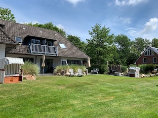 Blick auf die Terrasse (links) und den großen Garten