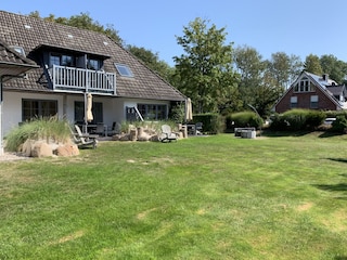 Blick auf das Haus vom Garten (Wohnung Sylt links)