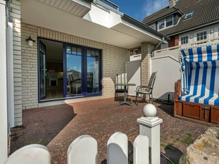 überdachte Terrasse mit Strandkorb