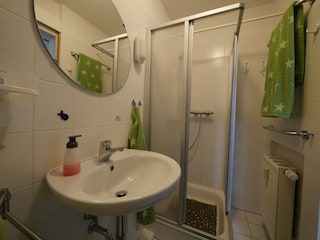Das Badezimmer mit Dusche