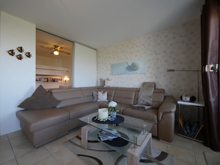 Das Schlafzimmer befindet sich hinter der Schiebewand