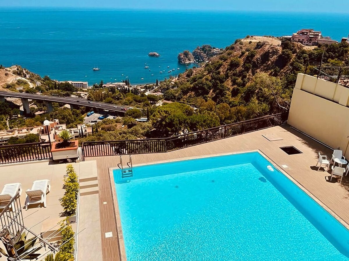 Pool mit Meerblick der Ferienwohnung in Taormina