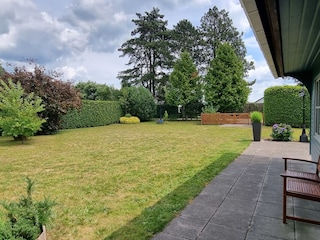 großes eingezäuntes Grundstück