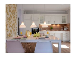 Strandvilla Gezeiten App. Goldrichtig-Essbereich mit integrierter Küche