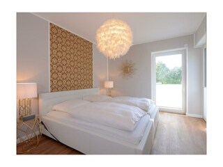 Strandvilla Gezeiten App. Goldrichtig-Schlafzimmer mit großem Doppelbett