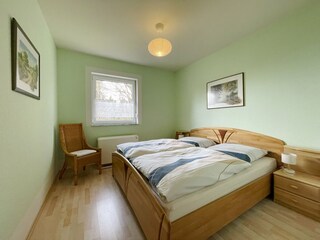 Schlafzimmer mit Doppelbett