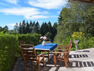 Terrasse mit Gartenmöbeln