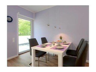 Strandvilla Gezeiten Appartement Deichlicht-Essbereich mit Zugang zum Balkon