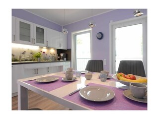 Strandvilla Gezeiten Appartement Deichlicht-Essbereich in der Wohnküche