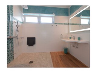 Strandvilla Gezeiten Appartement Deichlicht-Tageslichtbad mit ebenerdiger Dusche