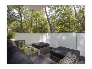 Strandvilla Gezeiten Appartement Deichlicht-Südwest-Balkon mit Loungemöbeln