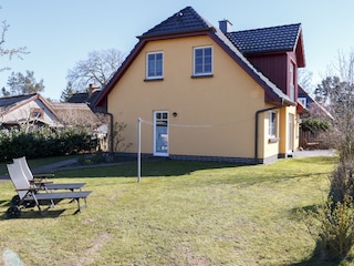 Außenansicht mit Liegewiese
