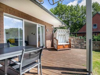 Sonnige Südterrasse mit Garten