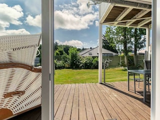 Sonnige Südterrasse mit Strandkorb