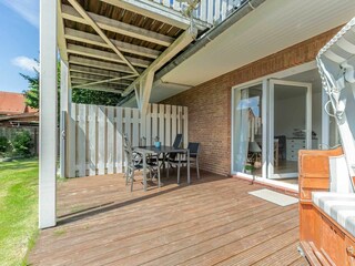 Sonnige Südterrasse mit Strandkorb