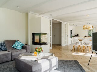 Blick vom Wohnzimmer in Essbereich und Küche.