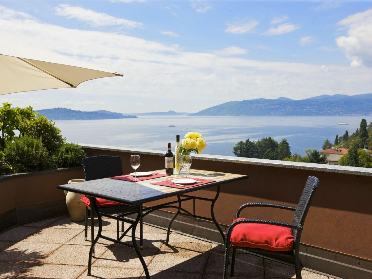 Sun-terrace (approx. 30 m²) with views of the lake